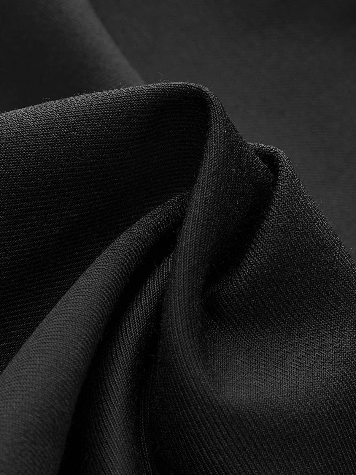 Pantalon femme coupe large avec boutons asymétriques, en coton léger, couleur marron clair.