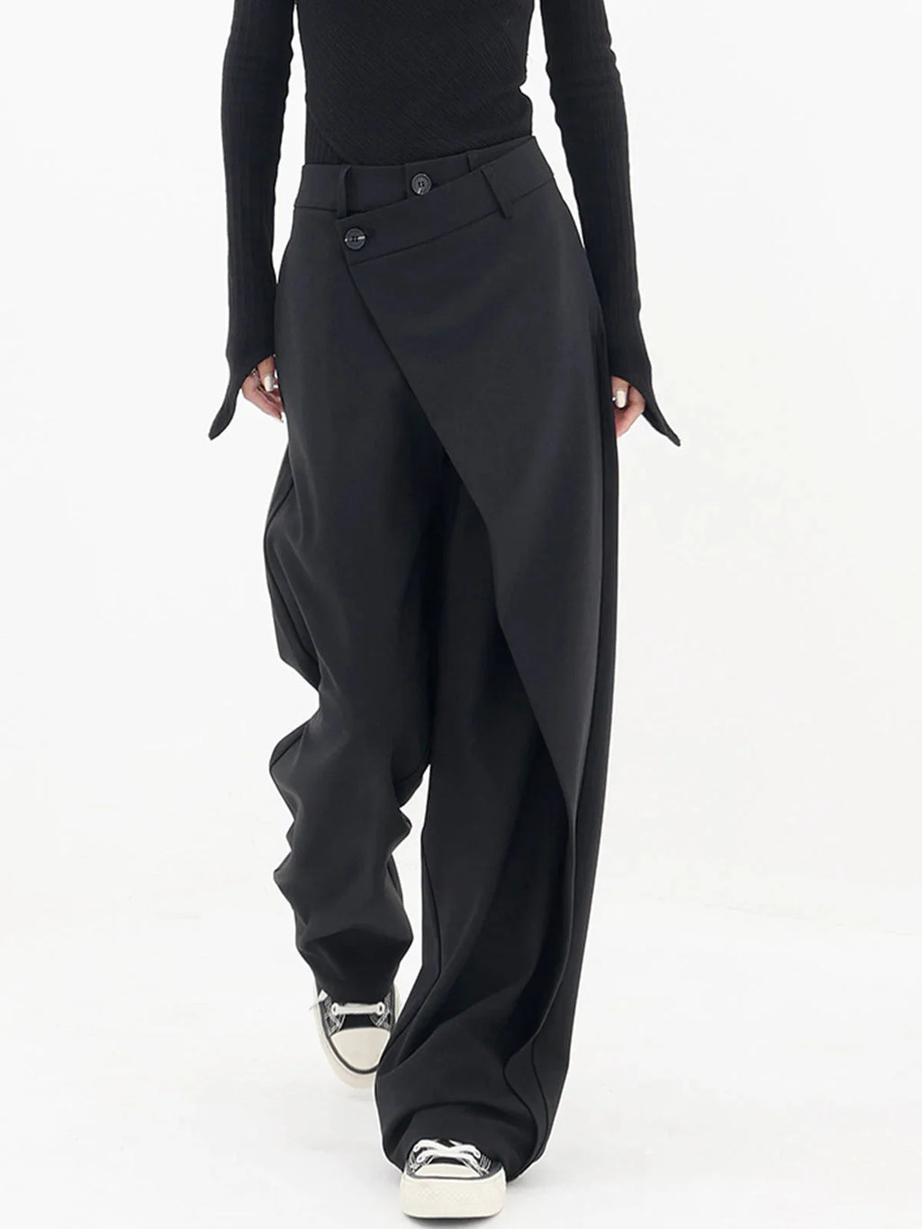 Pantalon femme noir à coupe large, avec bouton asymétrique et en tissu léger et respirant.
