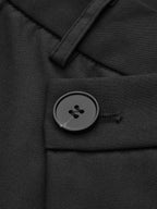 Pantalon femme marron clair, coupe large, bouton asymétrique et design superposé en tissu léger et respirant.