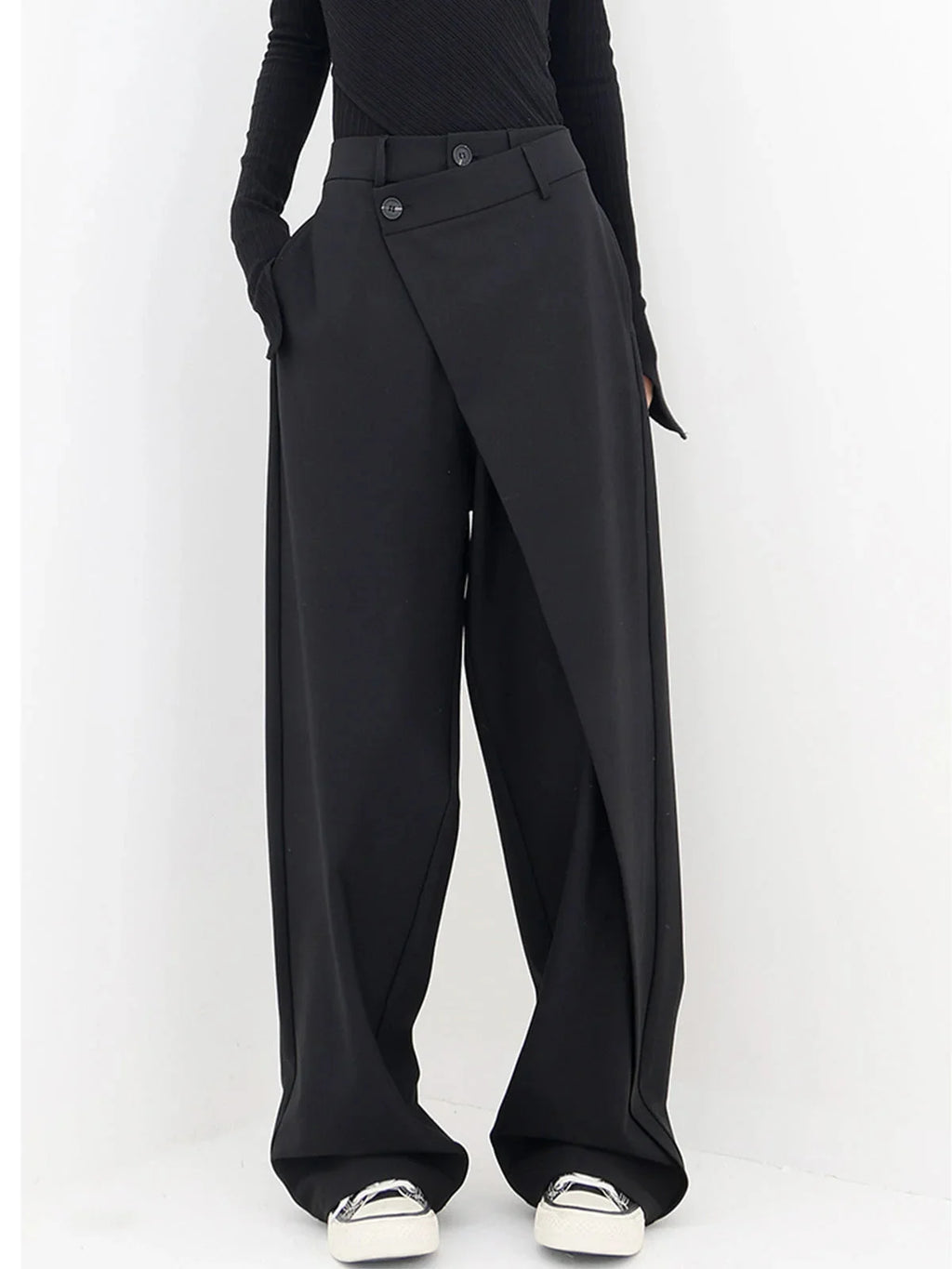 Pantalon femme noir coupe large avec boutons asymétriques, en mélange de coton léger.