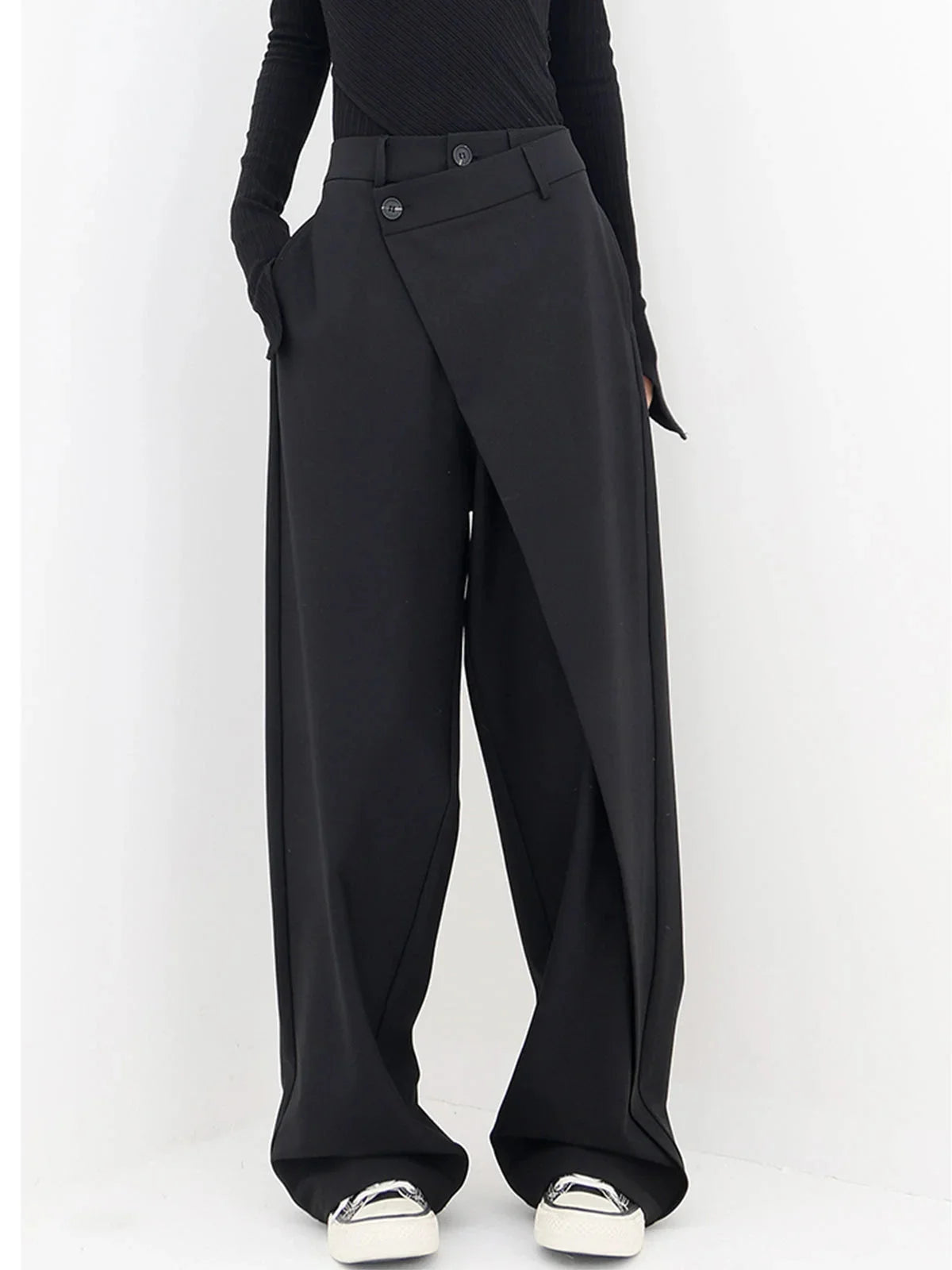 Pantalon femme noir coupe large avec boutons asymétriques, en mélange de coton léger.