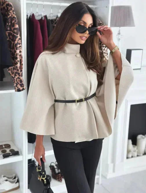 Poncho femme gris avec ceinture, manches évasées et coupe ample.