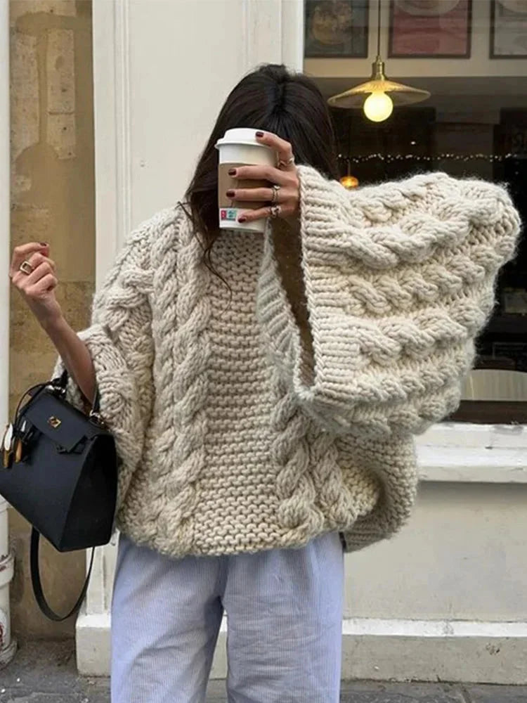 Pull ample beige en tricot, manches larges, design cocoon pour un confort optimal.