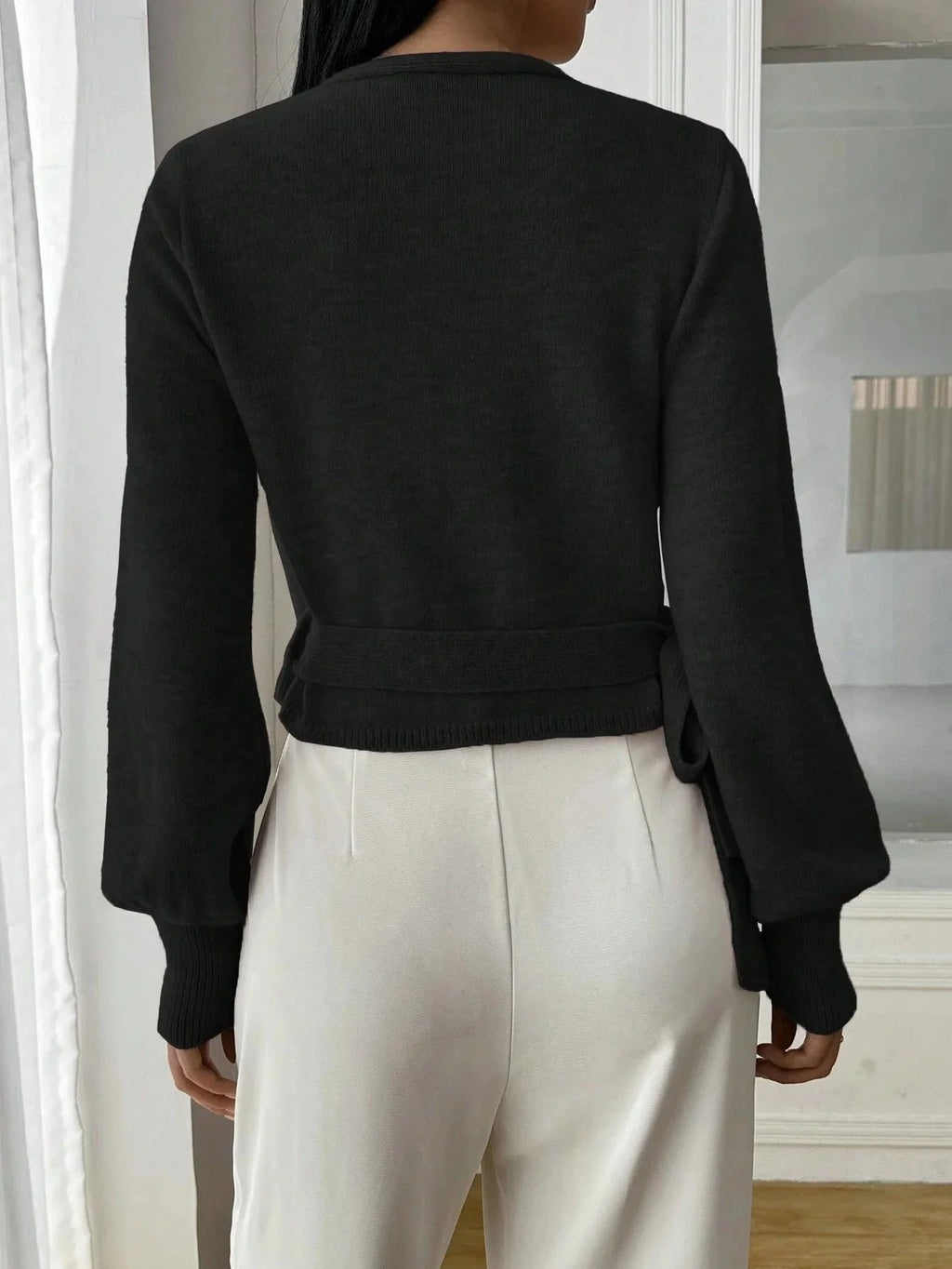 Pull cache-cœur femme en tricot doux, avec ceinture à nouer pour un ajustement personnalisé. Couleur marron.