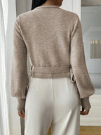 Pull cache-cœur beige pour femme en coton, avec ceinture à nouer pour un ajustement personnalisé.