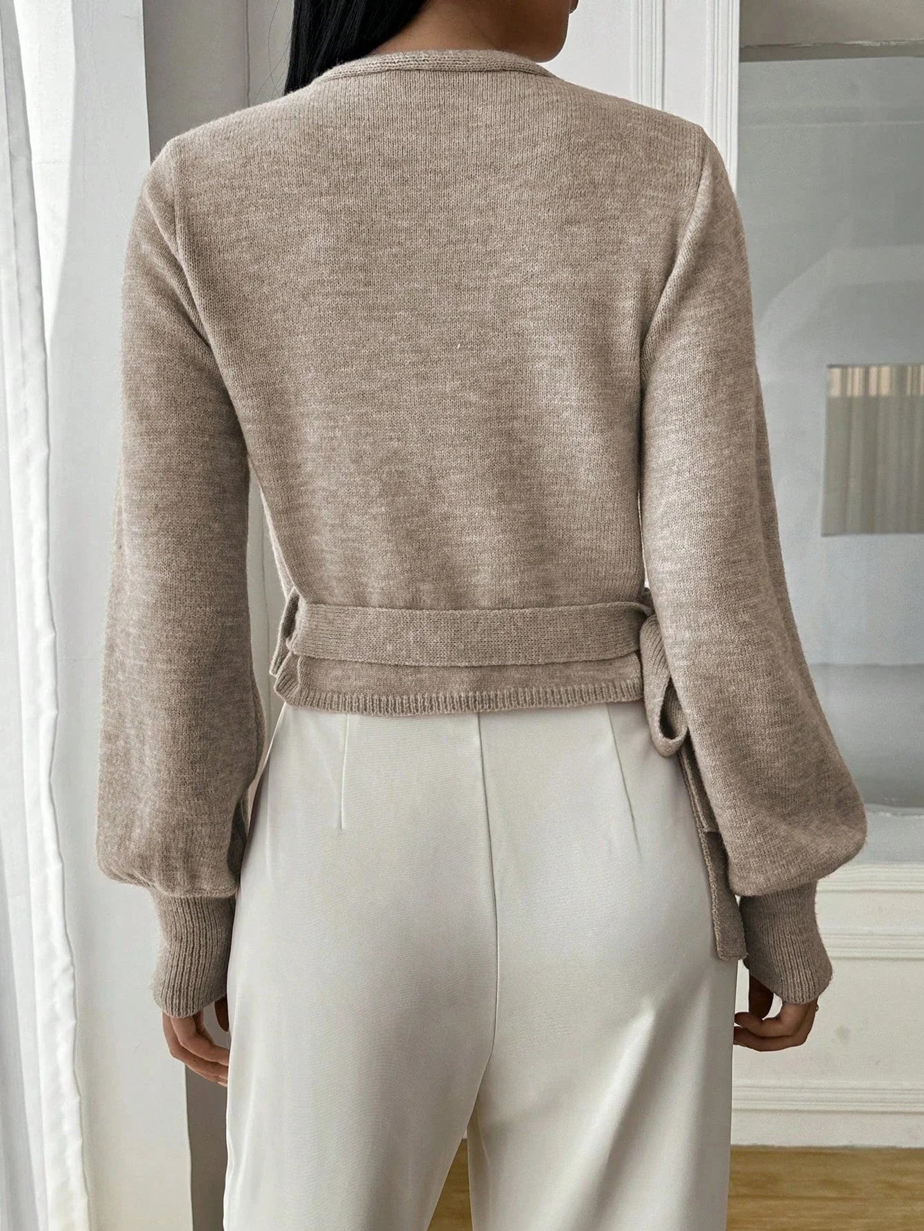 Pull cache-cœur beige pour femme en coton, avec ceinture à nouer pour un ajustement personnalisé.