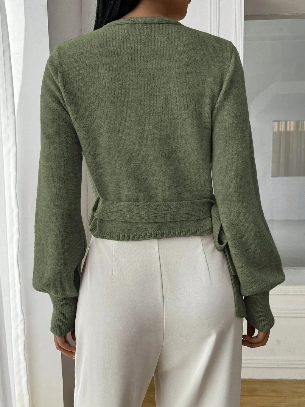 Pull cache-cœur noir pour femme, ceinture à nouer, V-Ausschnitt, en matériau doux, adapté pour des tenues décontractées.