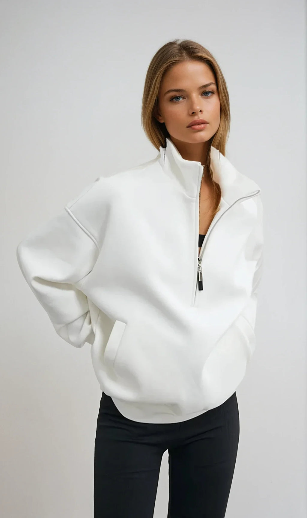 Pull à capuche femme oversize blanc en coton, design demi-zip, parfait pour un style décontracté.