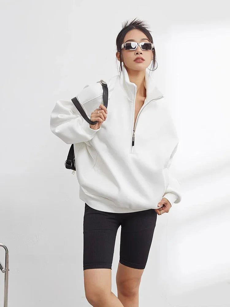 Pull à capuche femme oversize blanc, demi-zip, en coton, coupe décontractée pour un confort optimal.