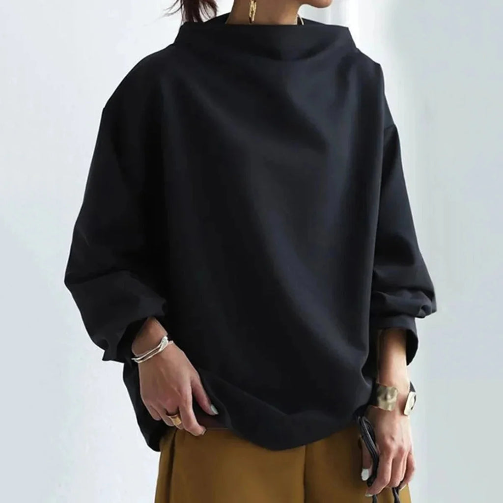Pull col haut noir pour femmes en tricot doux, avec un design élégant et des manches longues.
