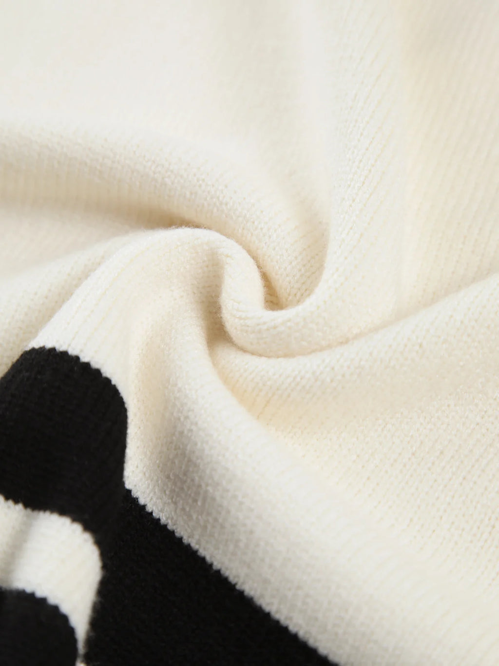 Pull à col montant rayé pour femme en mélange de coton, coupe décontractée et col haut.