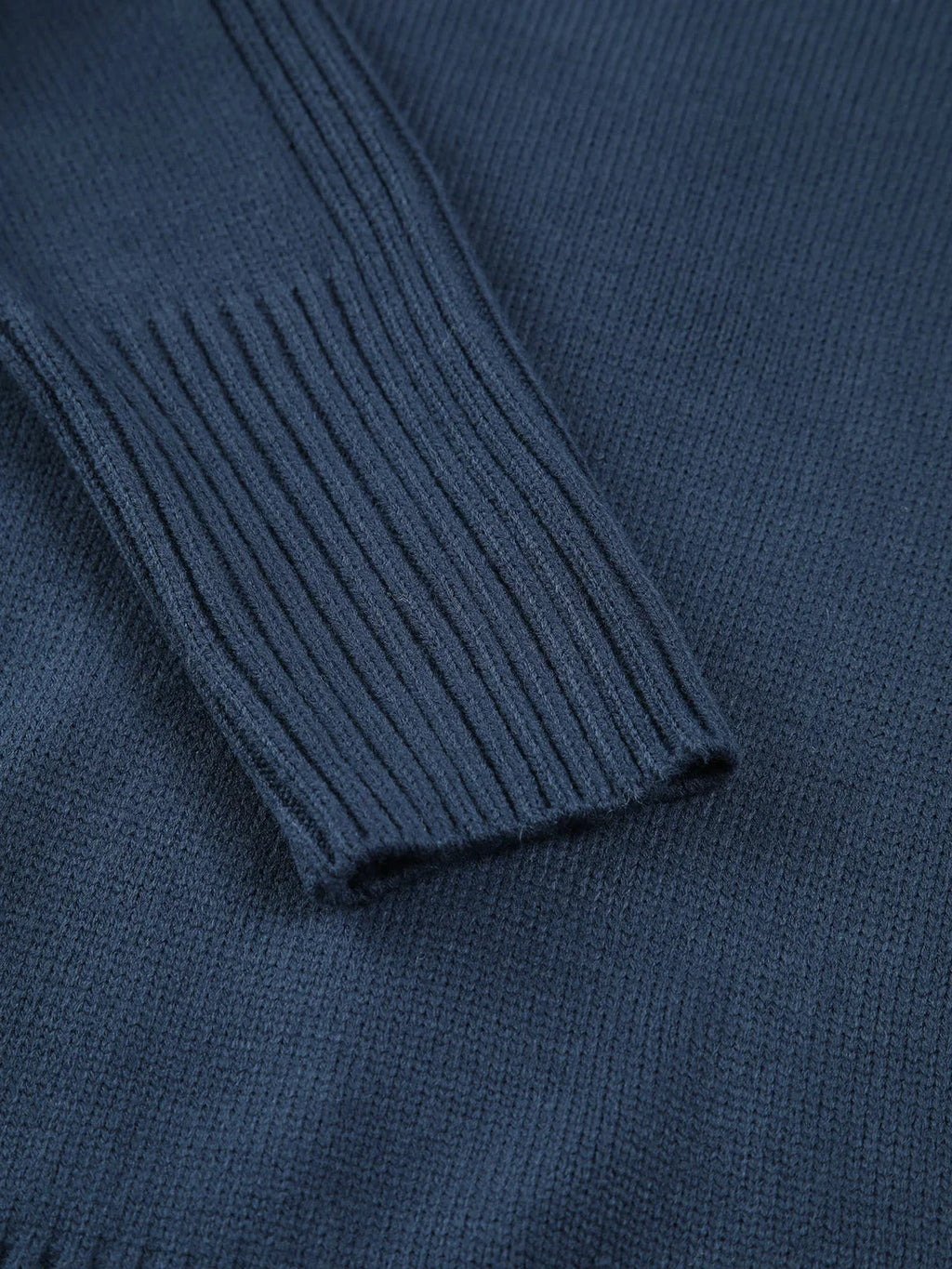 Pull col roulé côtelé pour femme, manches longues, en matière douce et élastique, design moderne.