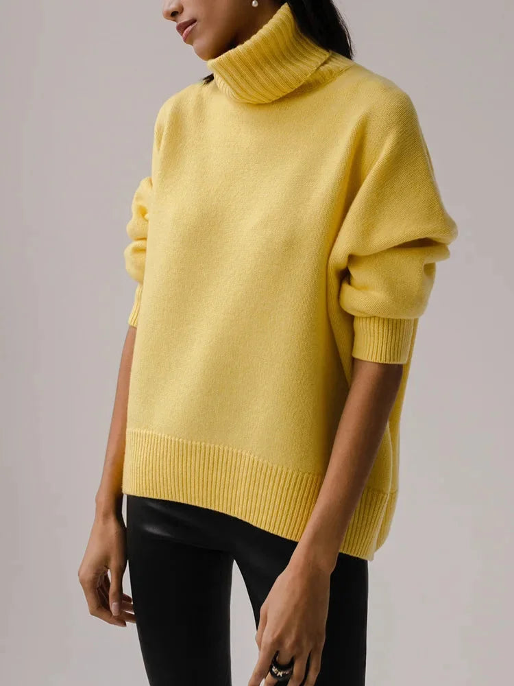 Pull col roulé femme jaune, manches longues, en matière douce, adapté pour les journées fraîches.