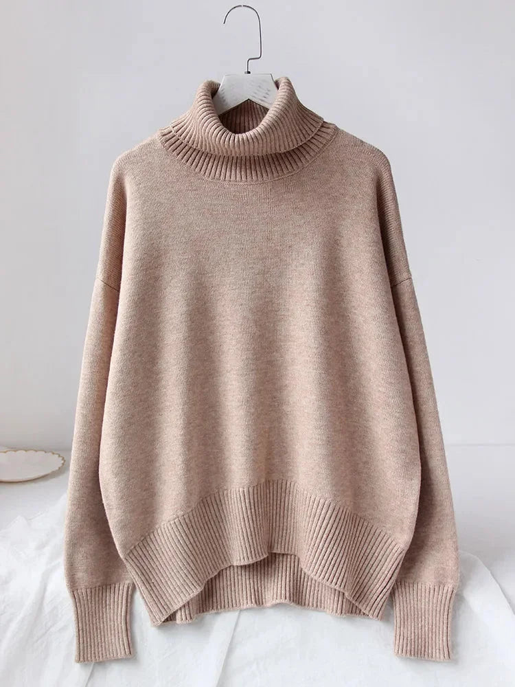 Pull col roulé femme en rose, manches longues, en matière douce, adapté pour un look décontracté par temps froid.