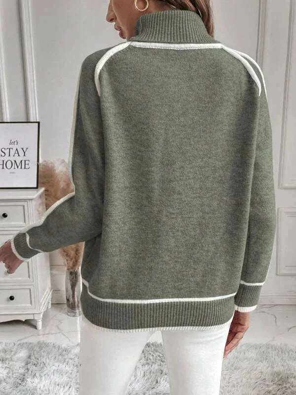 Pull col roulé femme olive avec accents blancs, en tissu doux, idéal pour les journées fraîches.