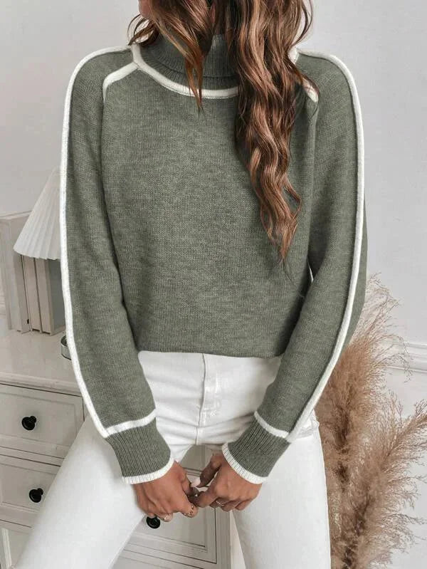 Pull col roulé femme olive, en matière douce, avec accents blancs aux manches et à l'ourlet.