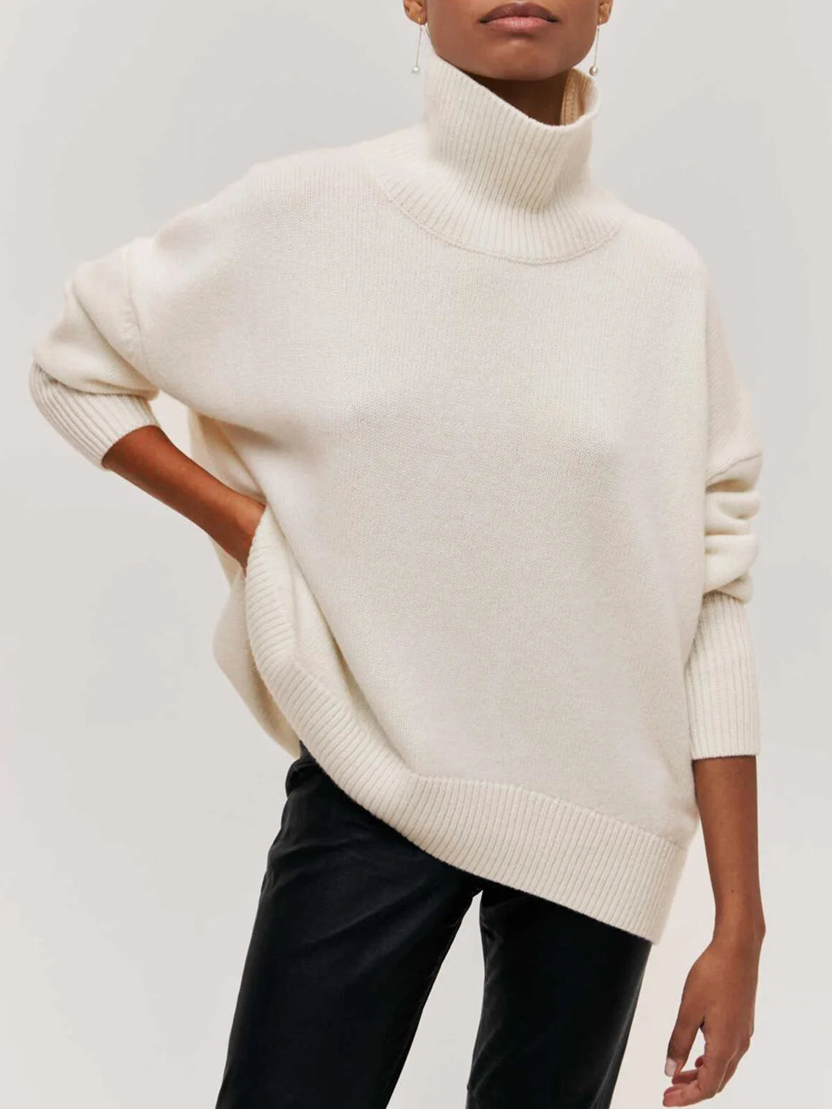 Oversize Damen-Pullover mit Rollkragen aus weichem, atmungsaktivem Material, ideal für lässige Herbstlooks.