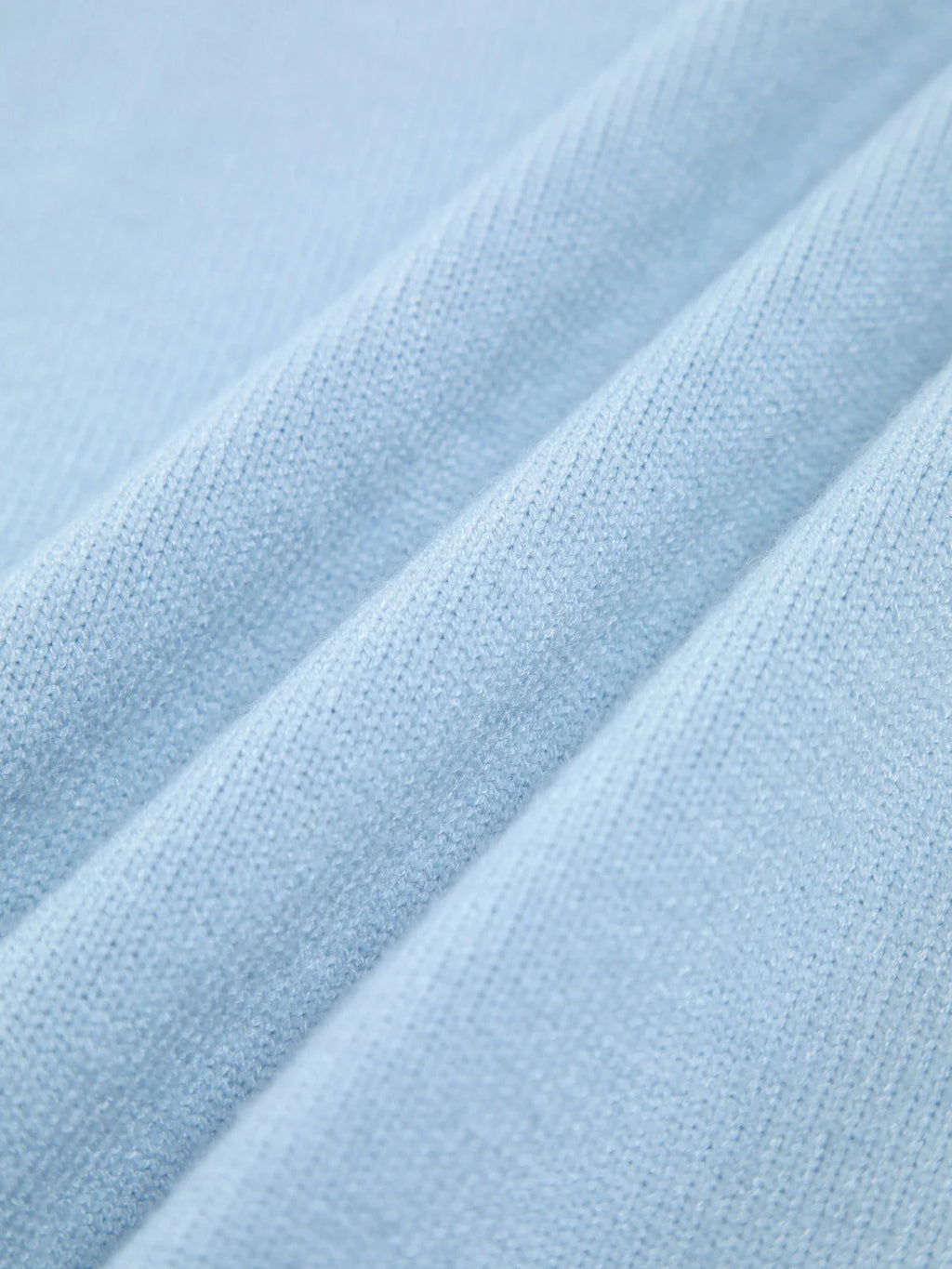 Pull à col roulé oversize bleu en tricot doux, avec un design décontracté et un col haut.