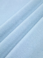 Beige oversize Pullover aus weichem Strick mit hohem Kragen und lässigem Schnitt, ideal für einen entspannten Look.