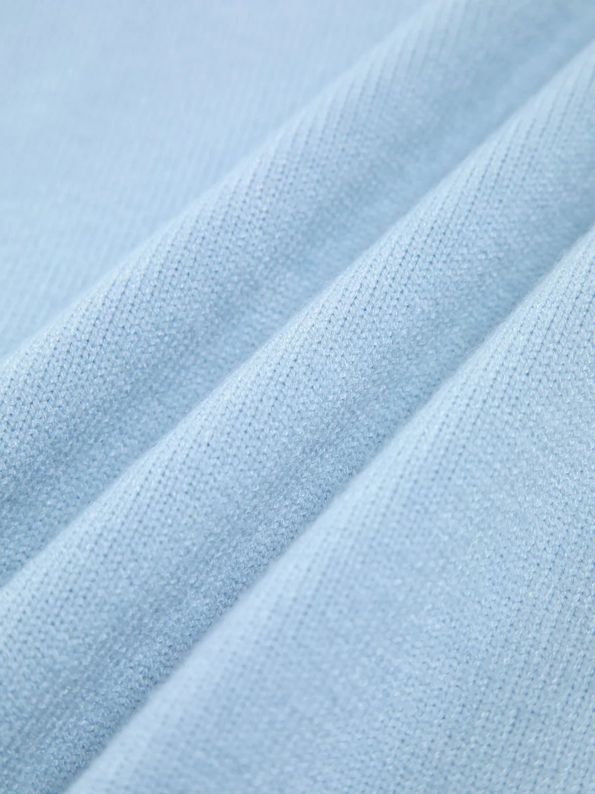 Beige oversize Pullover aus weichem Strick mit hohem Kragen und lässigem Schnitt, ideal für einen entspannten Look.