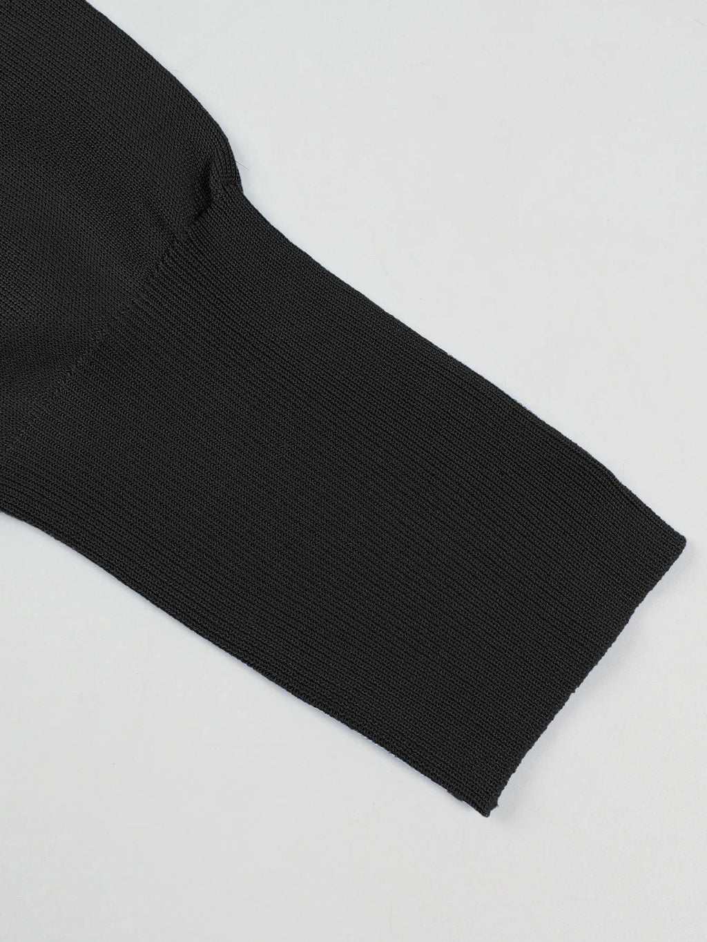 Pull col roulé noir femme à épaule dénudée, en matière douce et chaude, adapté pour l'automne.