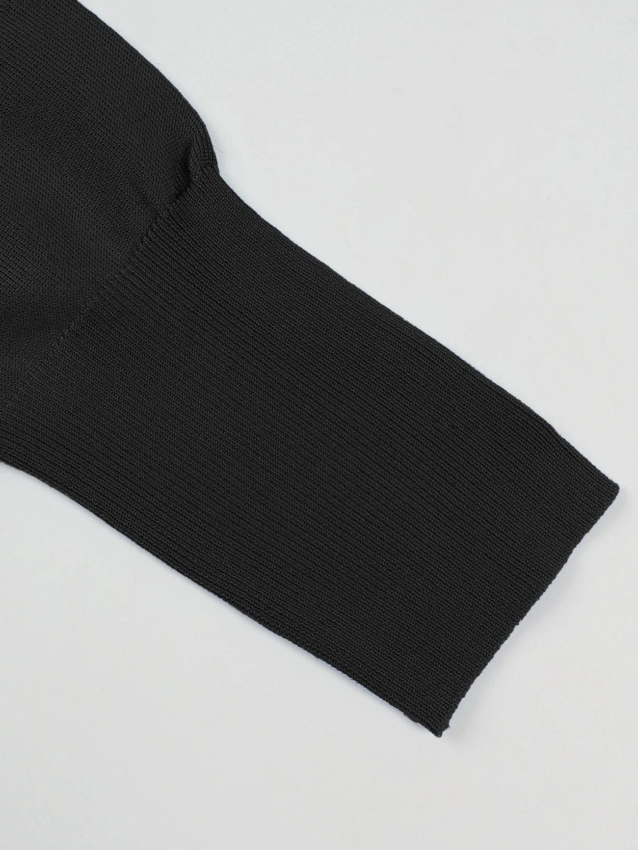 Pull col roulé noir femme à épaule dénudée, en matière douce et chaude, adapté pour l'automne.