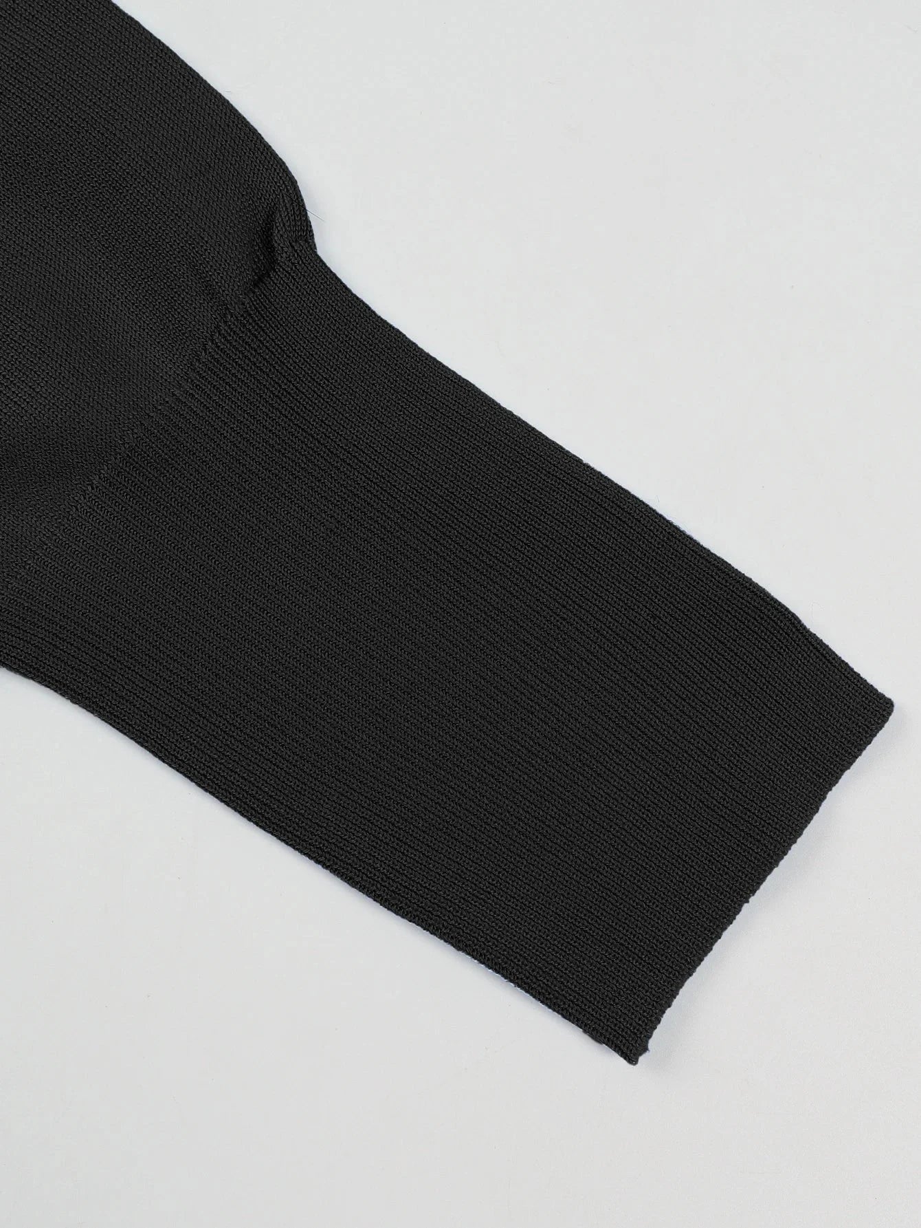 Pull col roulé noir femme à épaule dénudée, en matière douce et chaude, adapté pour l'automne.