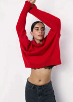 Oversize roter Rollkragenpullover für Frauen, aus weichem Material, mit lässigem Schnitt und modernem Design.