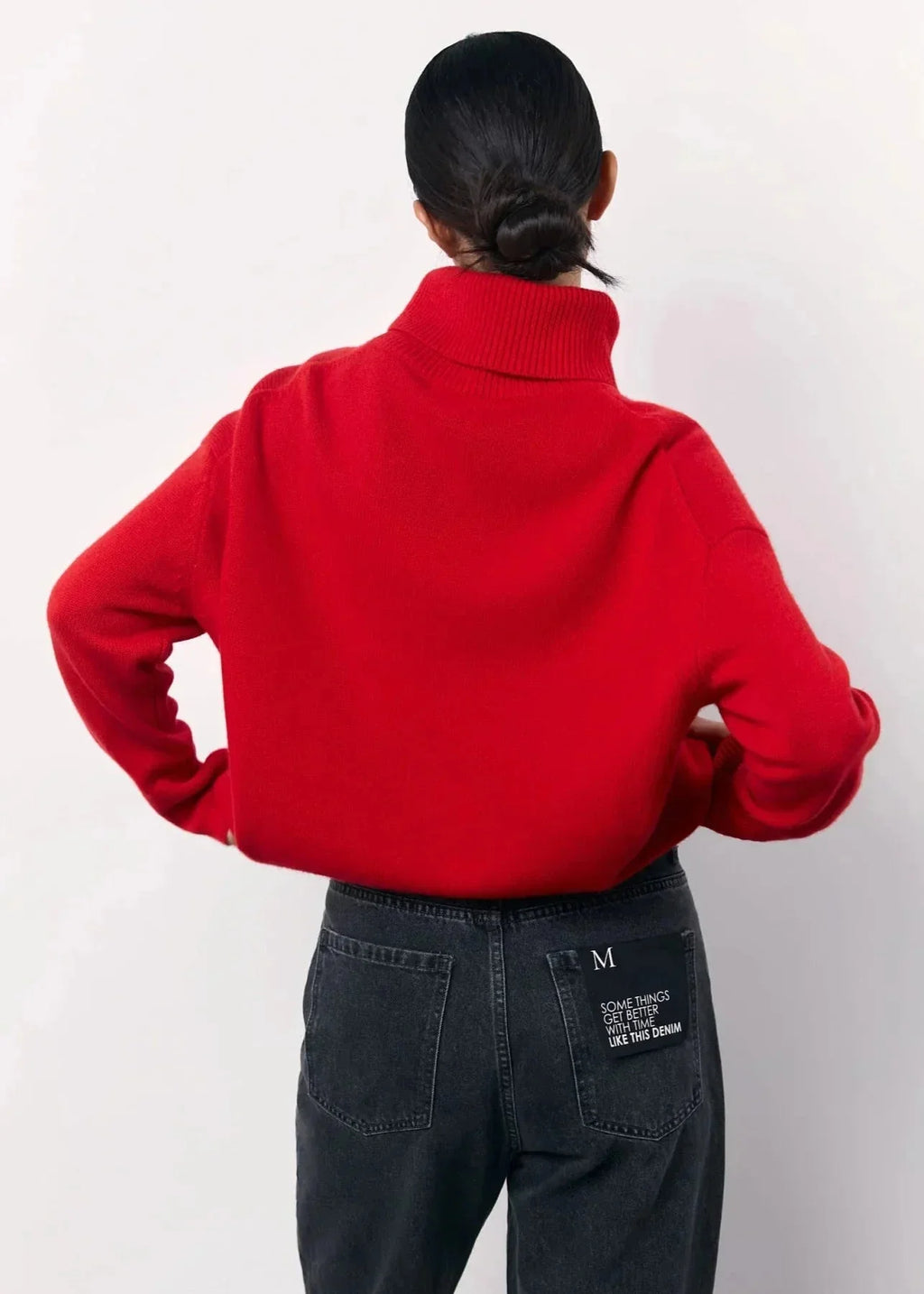Pull col roulé oversize femme rouge, en tricot doux, coupe décontractée et design moderne.