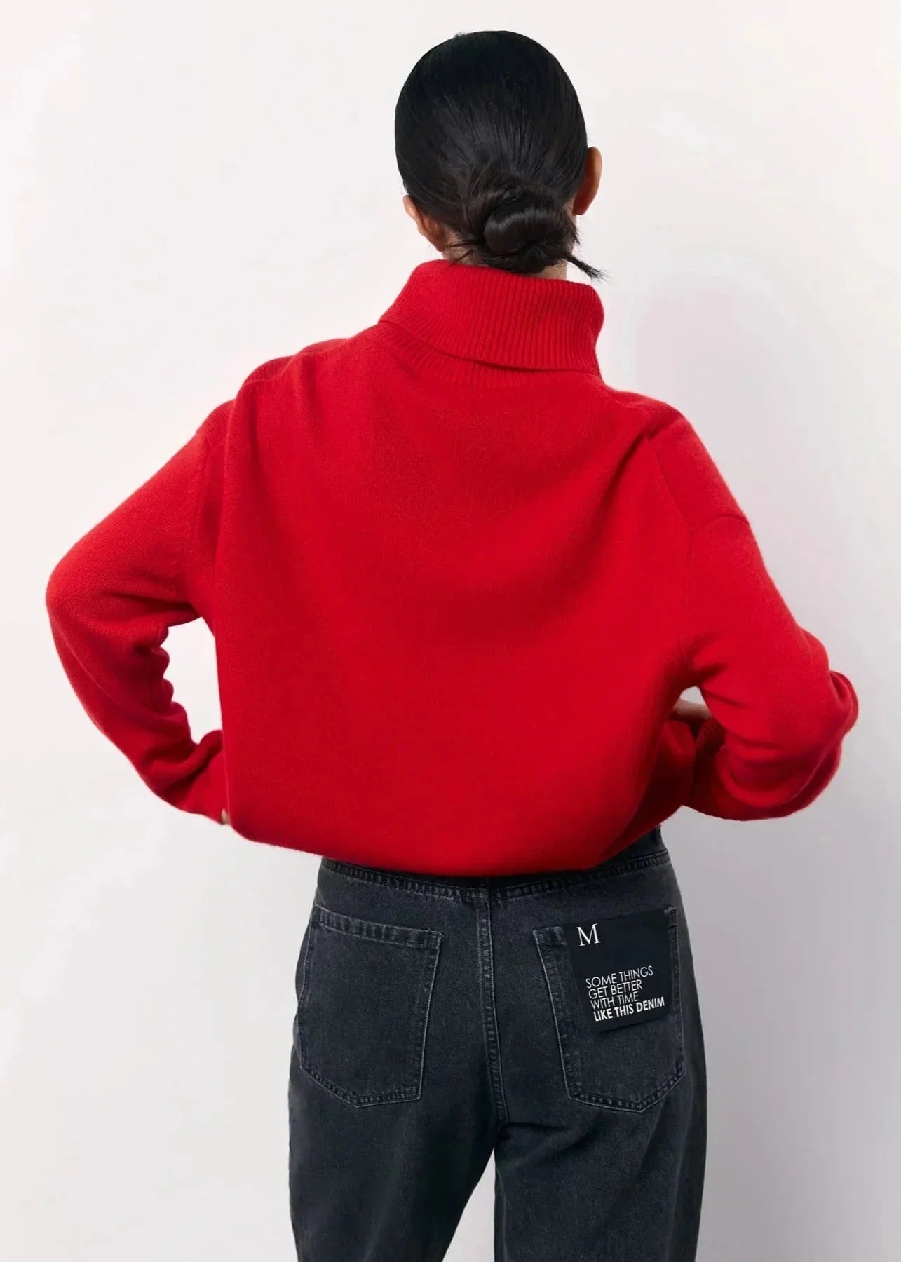 "Roter Oversize-Pull mit Rollkragen für Frauen, aus weichem Strickmaterial, lässiger Schnitt und moderne, zeitgemäße…