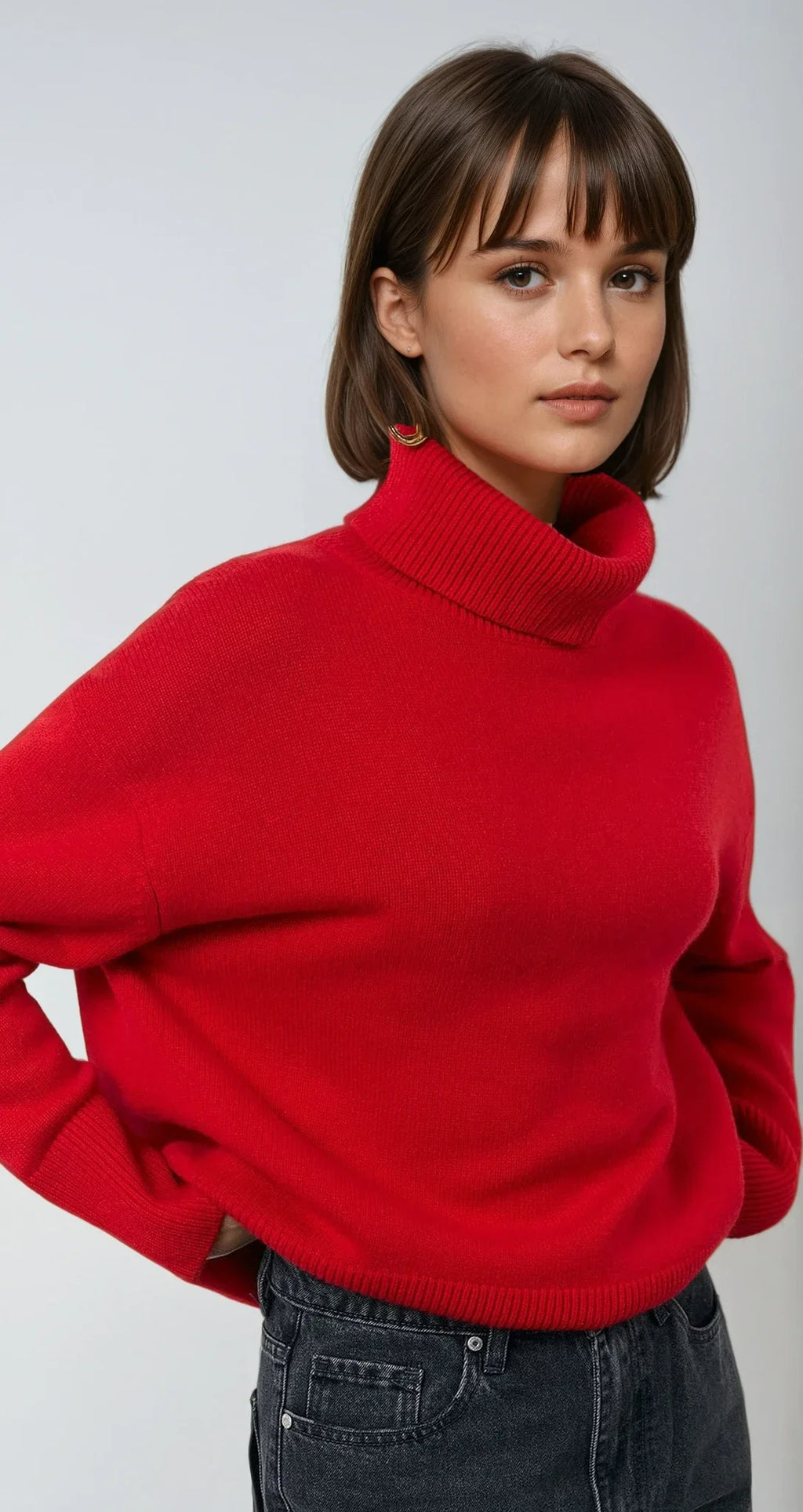 Pull col roulé oversize femme rouge, en matière légère, avec un design moderne et des manches longues.