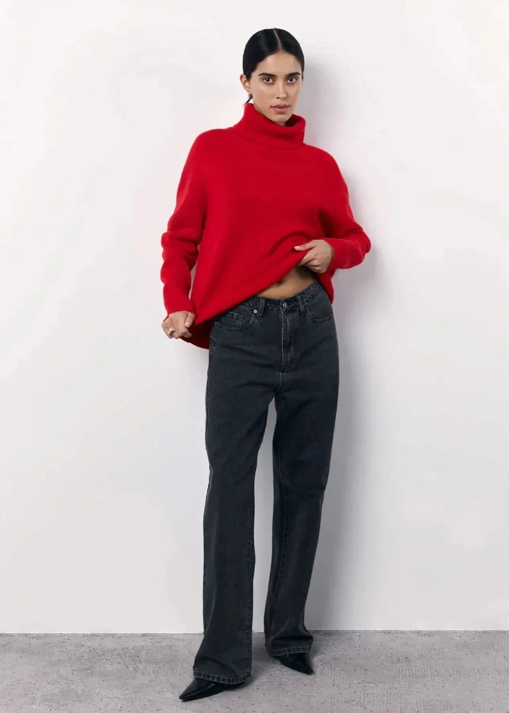 Pull col roulé oversize femme rouge, en matière douce, avec un design décontracté adapté pour le quotidien.