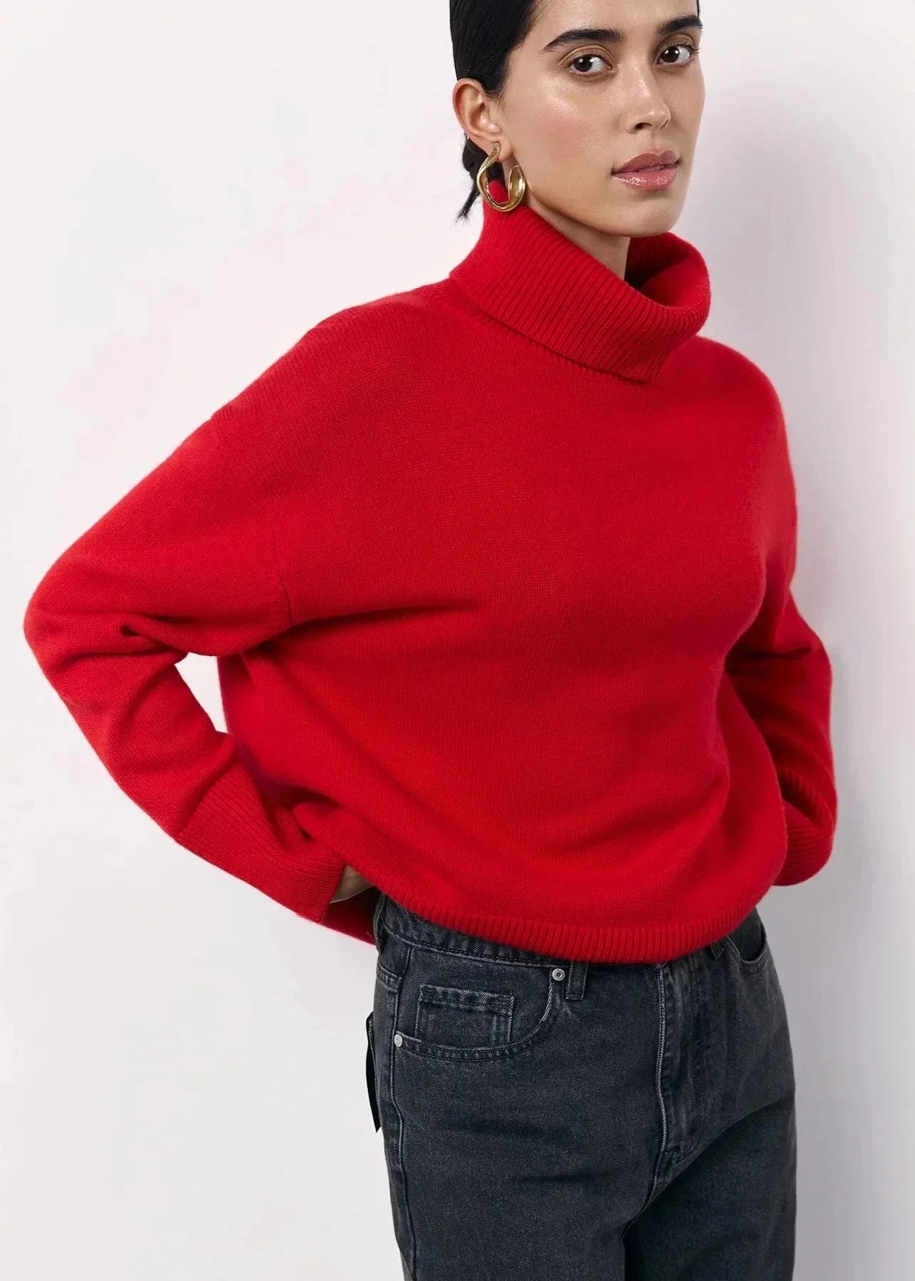 Roter, moderner Oversize-Pullover mit Rollkragen für Damen, aus weichem, gemütlichem Material für den Herbst.