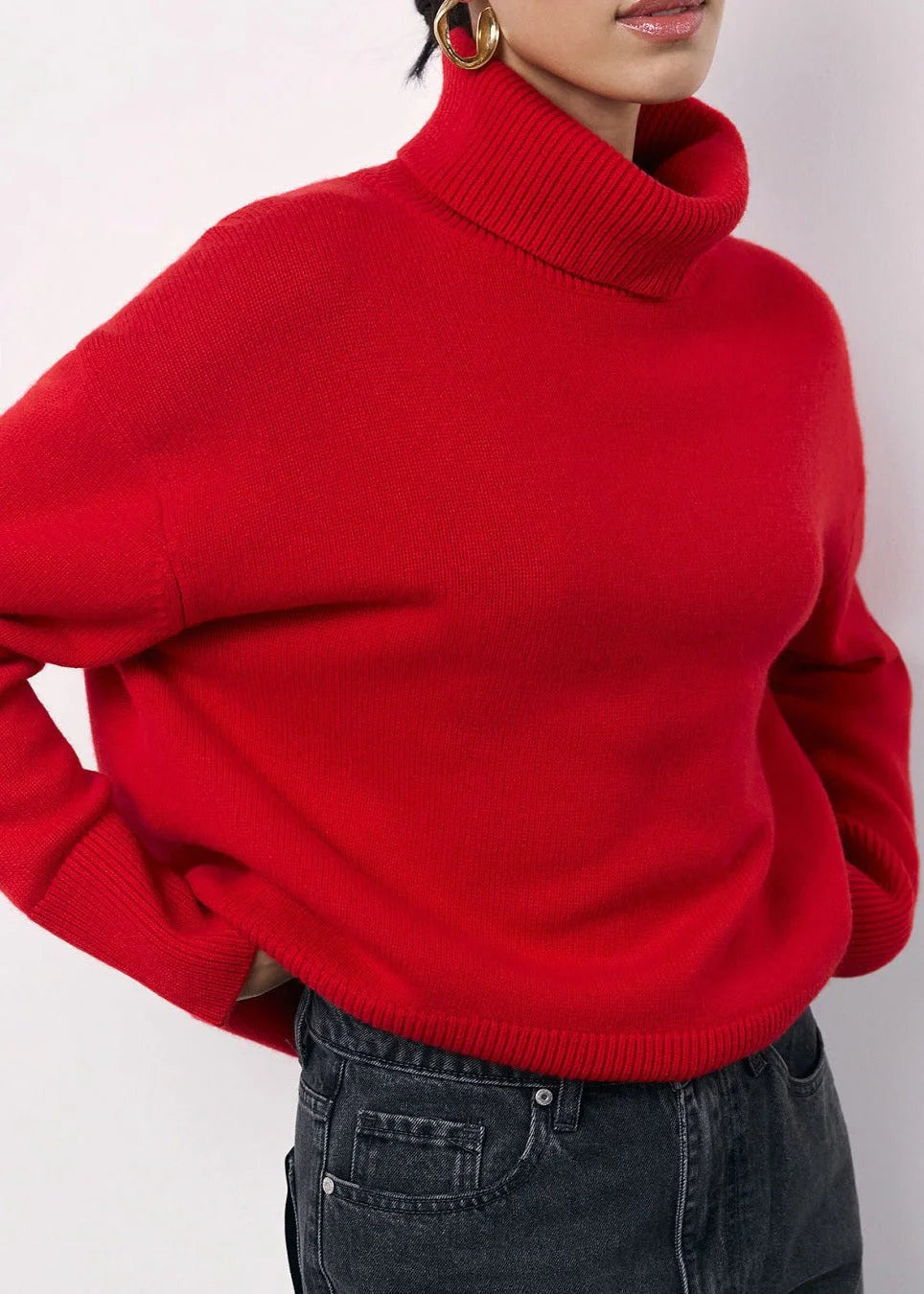 Pull col roulé oversize femme rouge en coton, avec un design moderne et des manches longues.