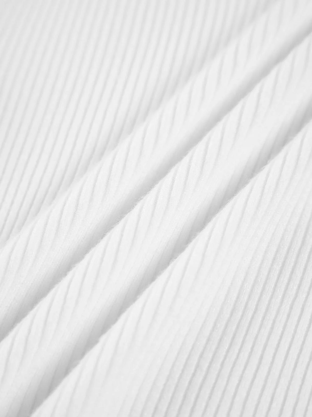 Pull côtelé femme à col montant en tricot ivoire, conçu pour le confort et la respirabilité. Parfait pour les journées…