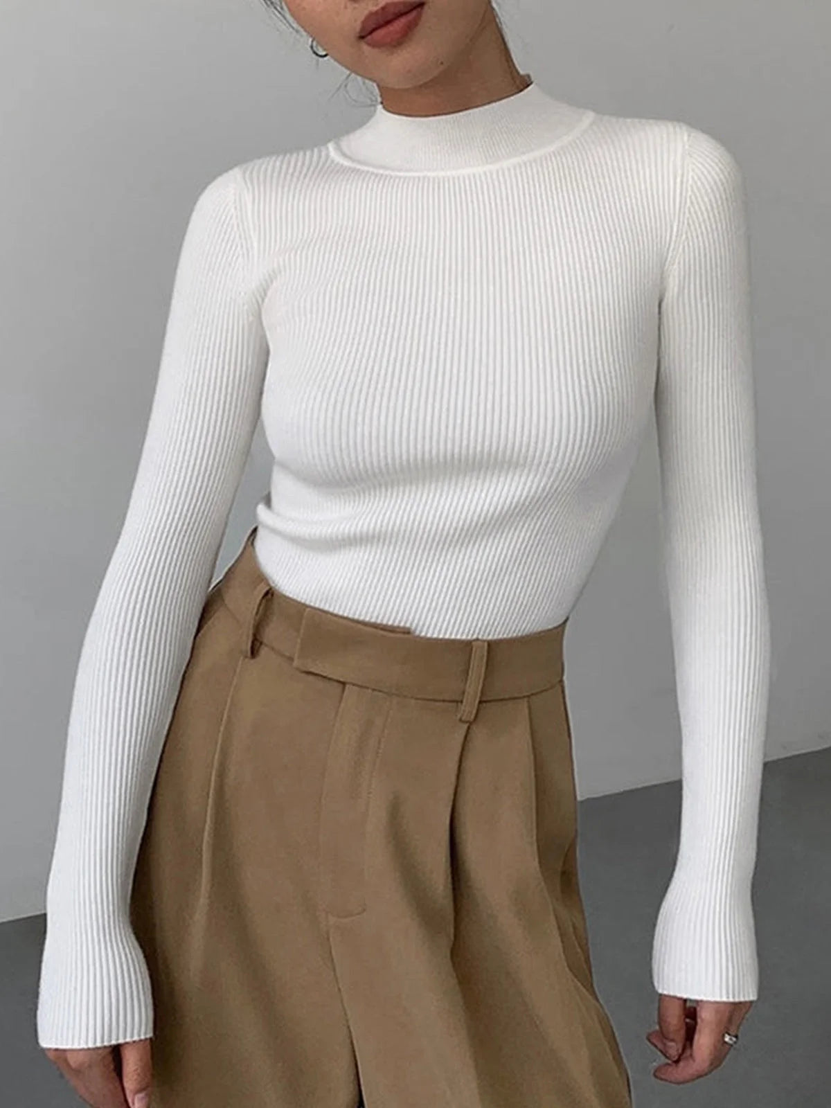 Beige Strickpullover für Frauen mit Stehkragen, aus weicher, langlebiger Baumwolle, ideal für den Übergang.