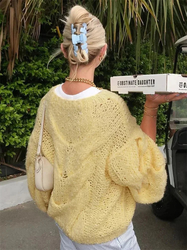 Pull décontracté femme tricoté en jaune, coupe ample, col rond, idéal pour un style décontracté.