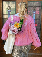 Beiger, lockerer Damenpullover aus weichem Strick mit weitem Schnitt und lässigem Design für komfortable Trageeigenschaften.