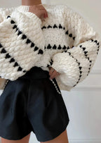 Texturierter Strickpullover mit geometrischem Design aus weicher Baumwolle, ideal für lässige Outfits im Alltag.