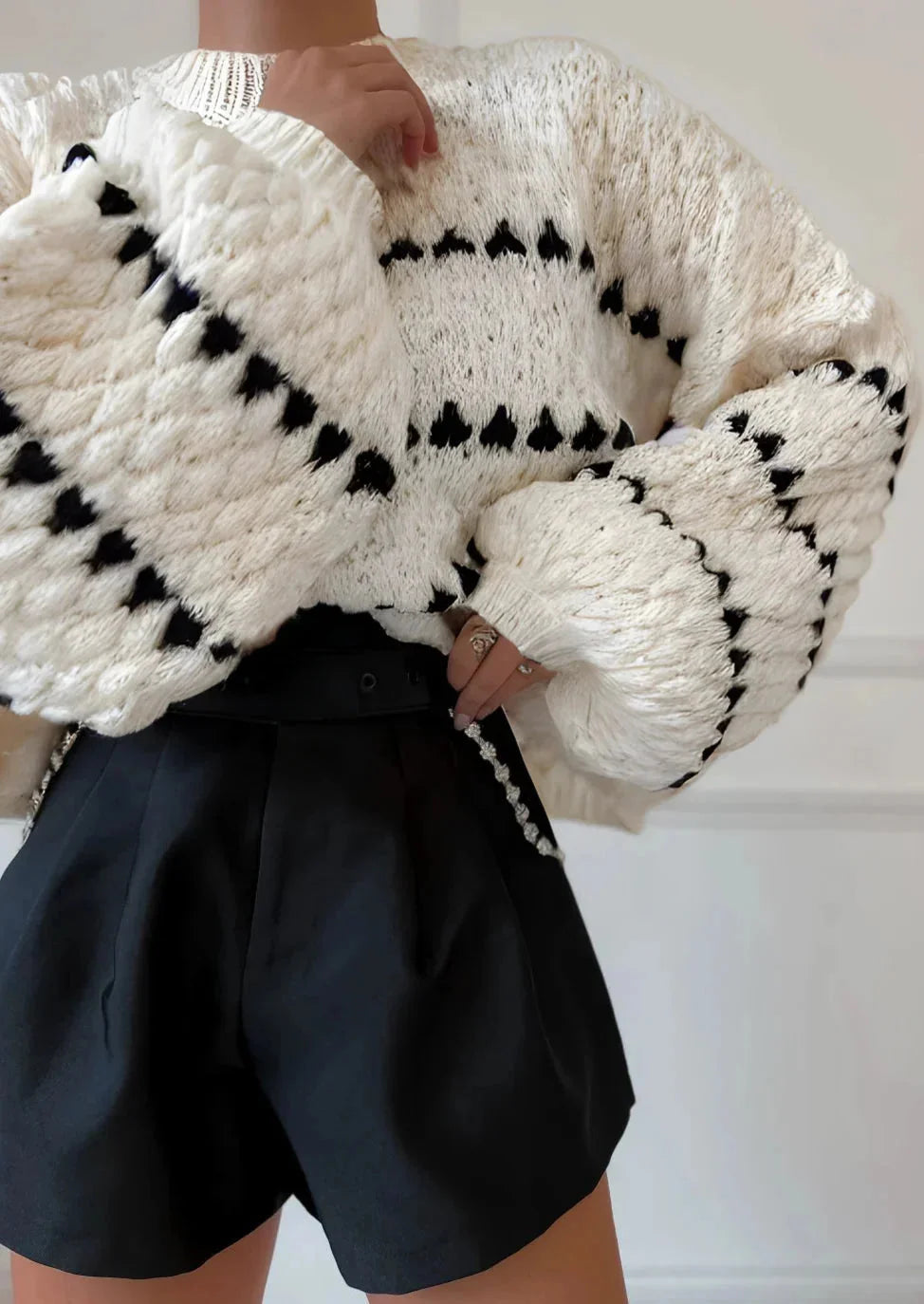 Texturierter Strickpullover mit geometrischem Design aus weicher Baumwolle, ideal für lässige Outfits im Alltag.