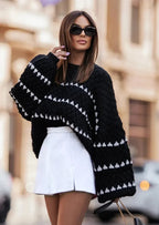 Pull aus strukturiertem Material, mit geometrischem Design in sanften Farben, ideal für lässige Anlässe.