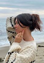 Texturierter Pullover aus weicher Wolle mit geometrischem Design und modernem Schnitt für vielseitige Outfits.