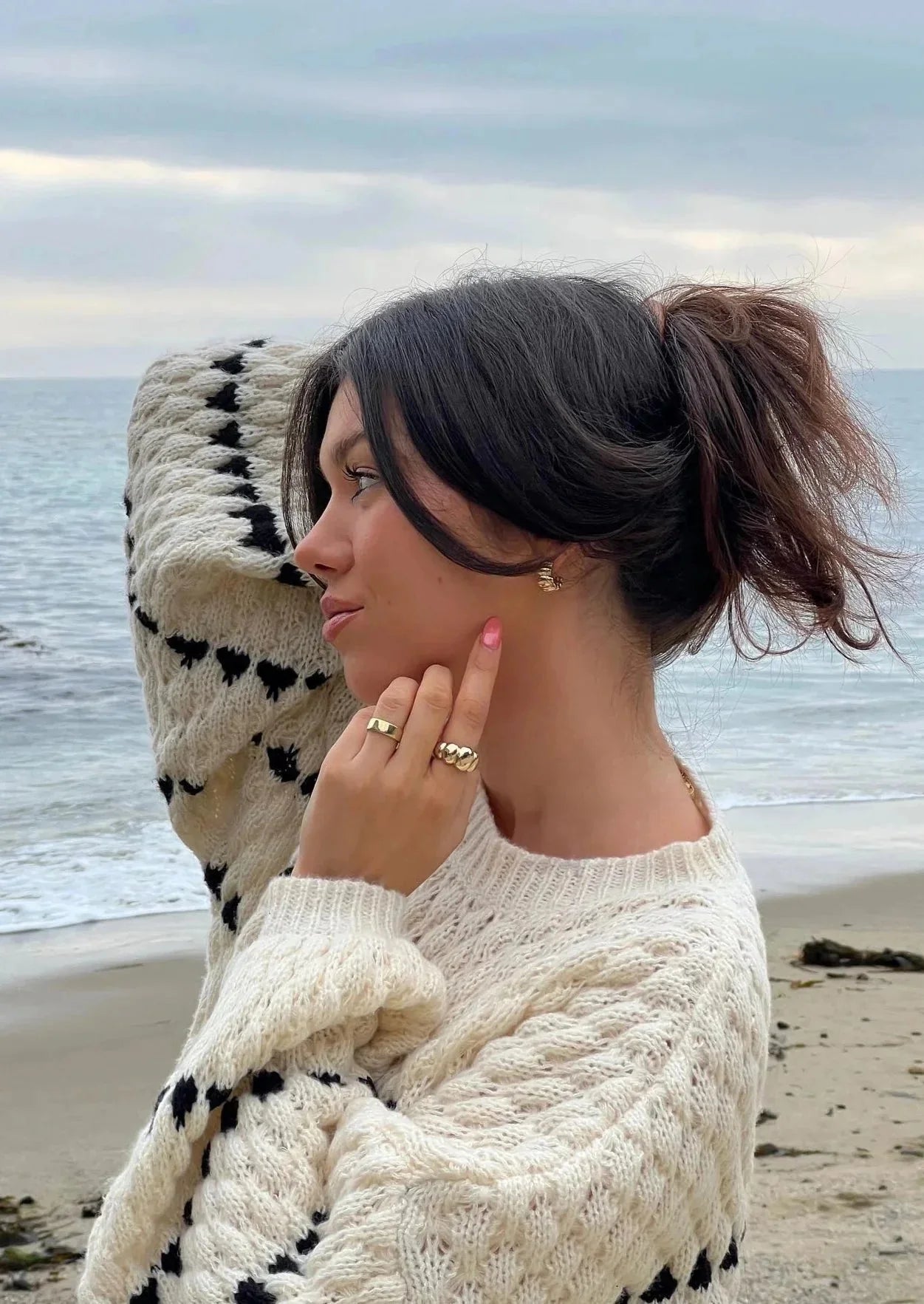 Texturierter Pullover aus weicher Wolle mit geometrischem Design und modernem Schnitt für vielseitige Outfits.