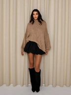 Beiger, weicher Pullover für Damen mit gemütlichem Rollkragen und lockerer Passform, ideal für kalte Tage.