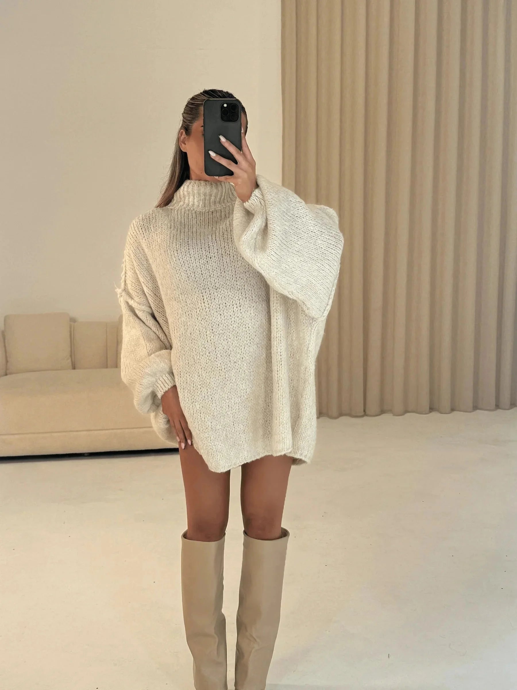 Bequemer, oversized Damenpullover aus weichem Material mit stylischem Rollkragen und lässigem Schnitt.