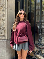 Bequemer, lässiger Damenpullover aus weichem, leichtem Material mit rundem Ausschnitt und lockerer Passform.