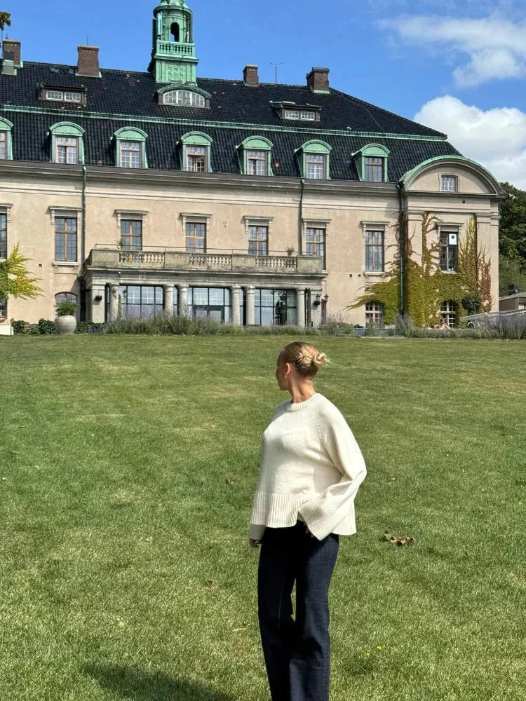 Pull ample beige en tricot, à manches longues et col rond pour femme.