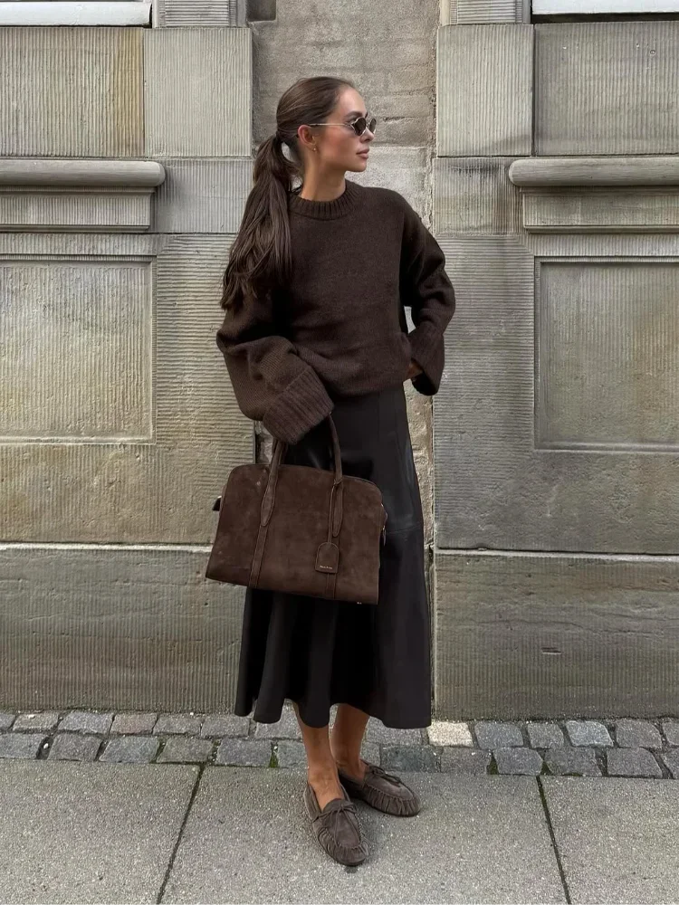 Pull ample en tricot marron à manches longues, en coton doux.