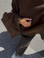 Pull ample en tricot marron à manches longues et col rond.