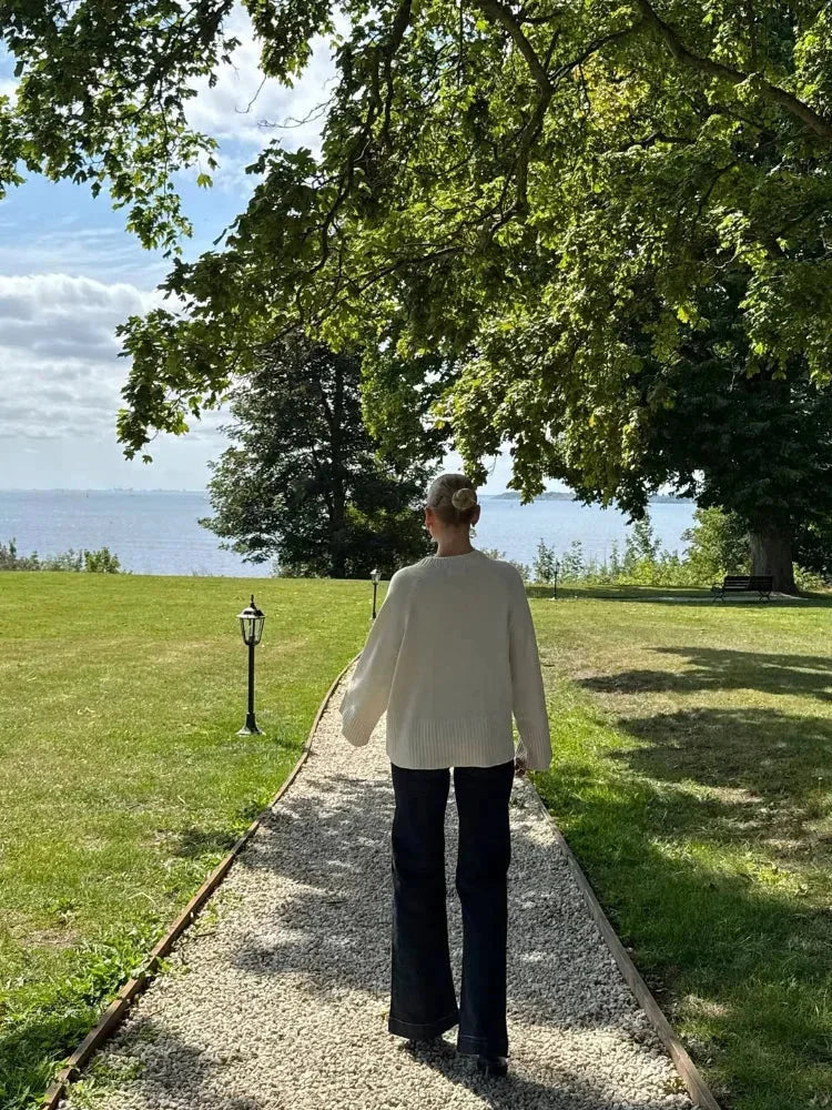 Pull ample tricoté blanc pour femme, à manches longues et finitions côtelées.
